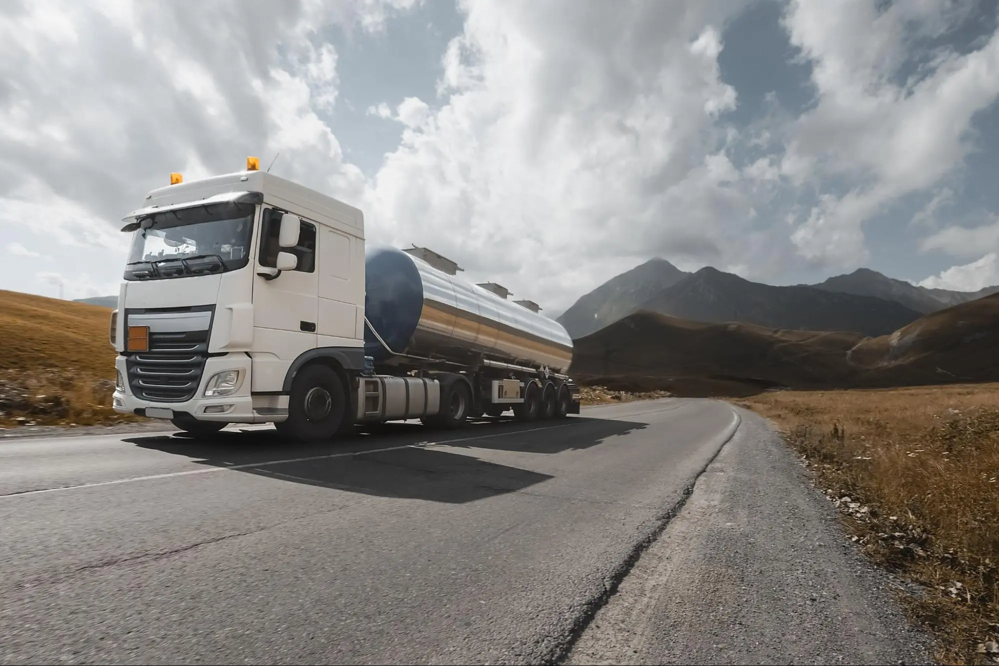 Camion effectuant un transport par citerne sur une route de montagne, Transports Mandico